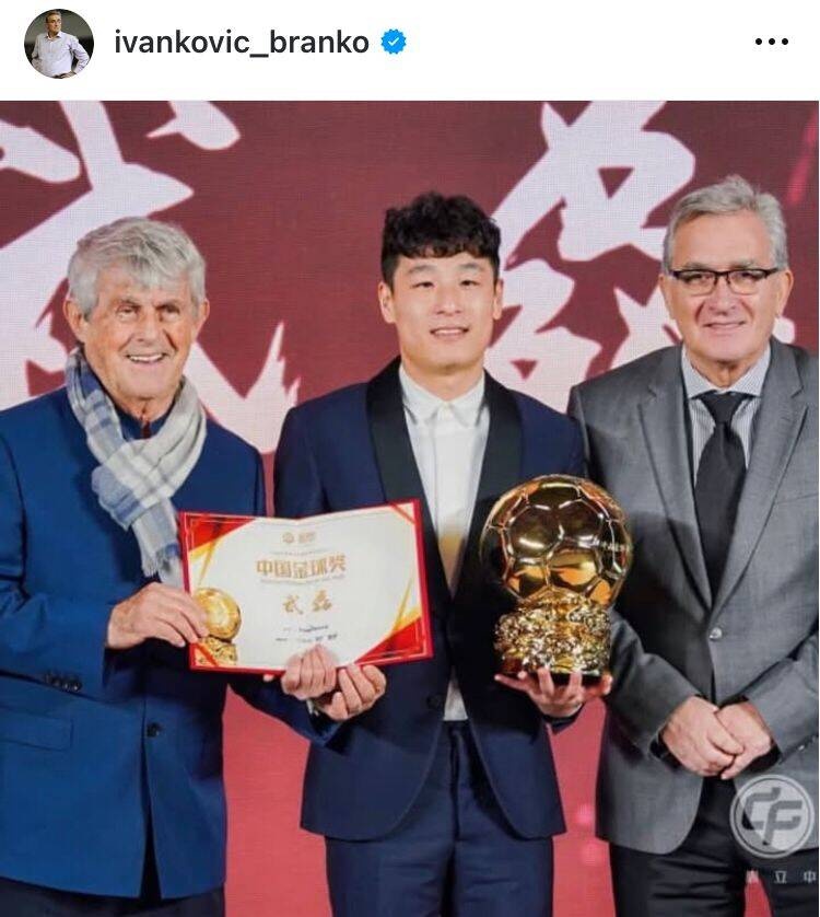  出席中國金球獎(jiǎng)?lì)C獎(jiǎng)儀式，伊萬曬與武磊、米盧同框照片