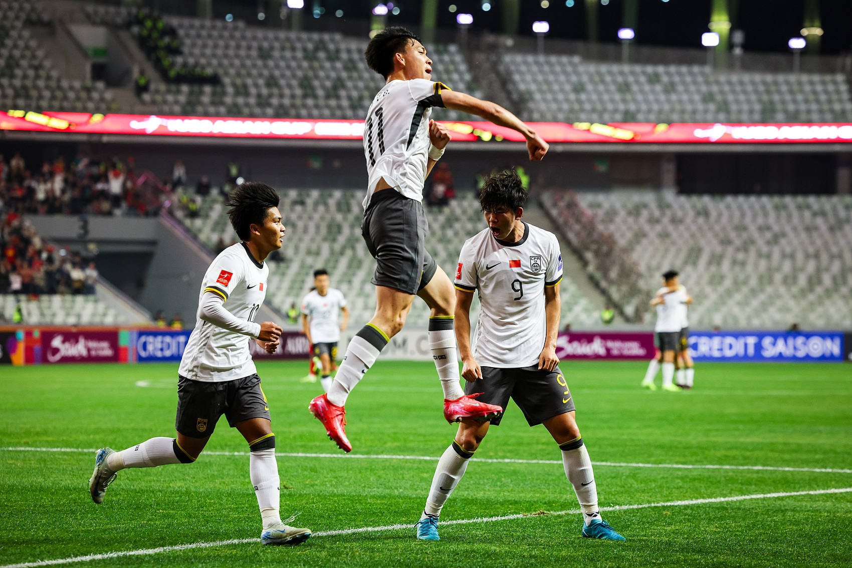  全面壓制！國青半場控球率高達7成，射門比9-3，造對方3張黃牌