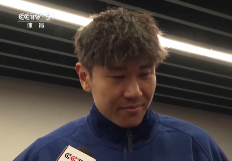  鐵漢柔情！三鎮(zhèn)球員劉奕鳴探望患病小球迷時哽咽