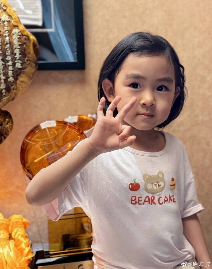  三分大賽三冠王！原帥曬三冠獎(jiǎng)杯：完成了女兒給安排的任務(wù)！