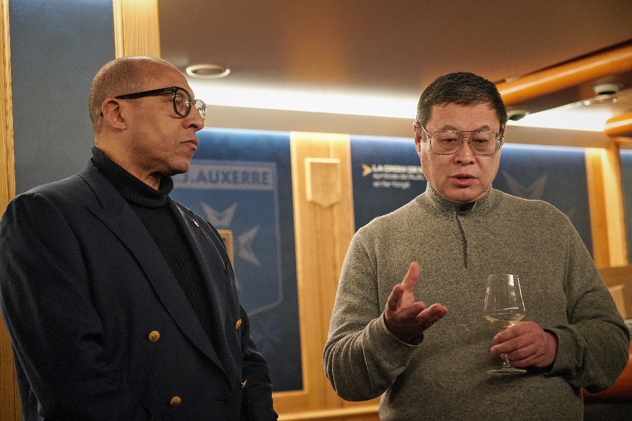  法國(guó)足協(xié)主席迪亞洛做客歐塞爾，并與董事會(huì)主席周云杰會(huì)晤