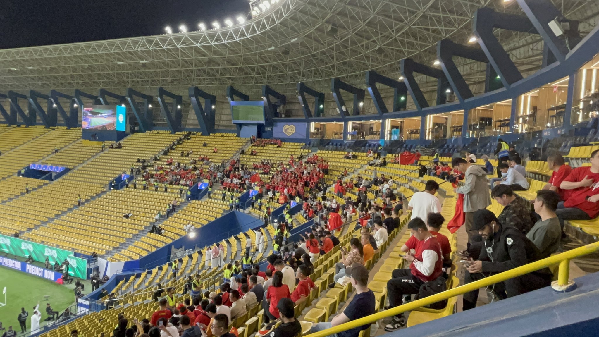  球票已售罄！中國球迷已經(jīng)入場，坐在球場上層沙特球迷區(qū)上方