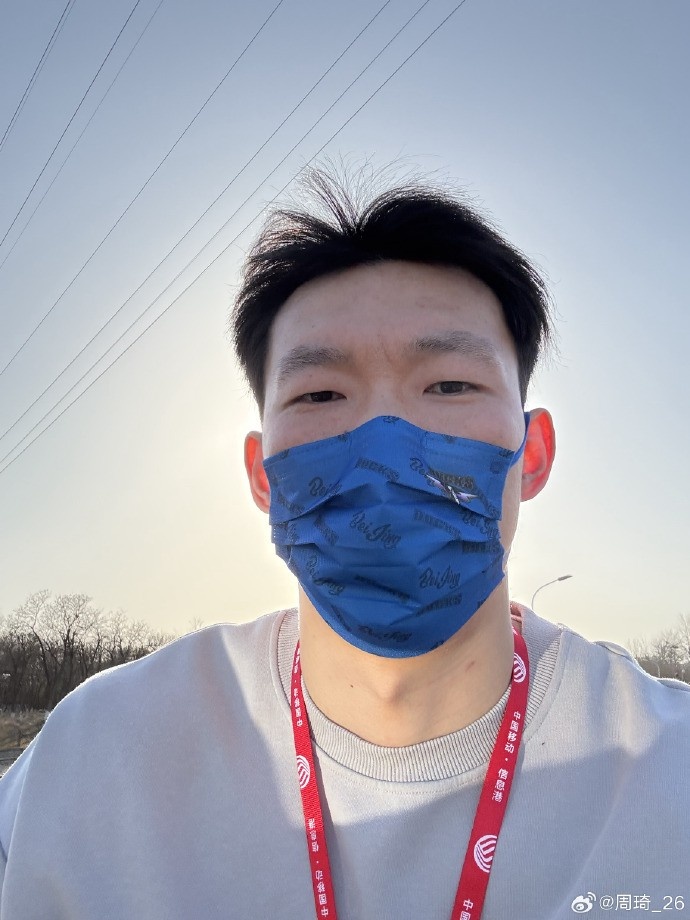  悠閑！周琦騎京牌電動車出行：太陽出來了 開京牌兜兜風！