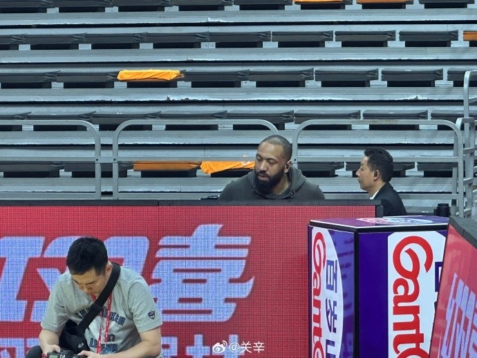  今晚不打？廣東主場迎戰(zhàn)廣廈 吉倫沃特一身便裝現(xiàn)身球館