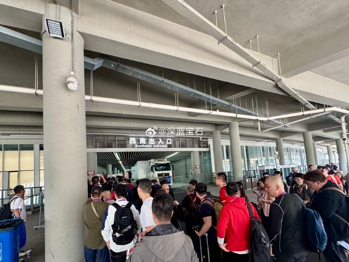  盛況空前！記者曬照：距離中澳之戰(zhàn)還有三小時(shí)，現(xiàn)場記者已超百名