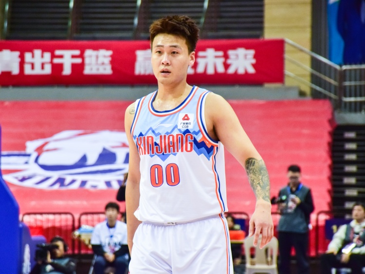  狀態(tài)不俗！趙睿半場(chǎng)9中4拿到15分5籃板